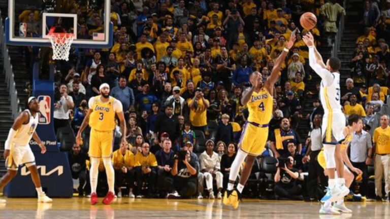 Curry y Warriors forzan un sexto juego ante Lakers