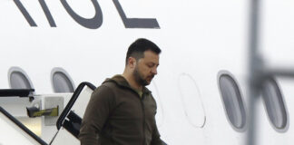 Volodimir Zelenski baja del avión a su llegada a Hiroshima para el G7