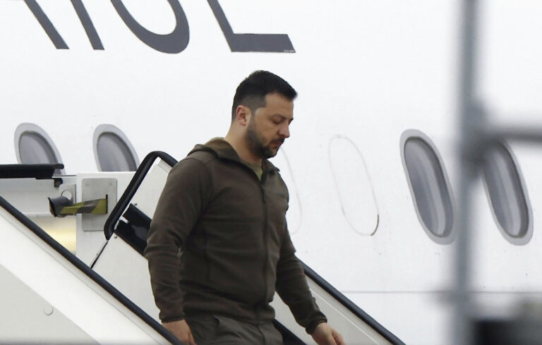 Volodimir Zelenski baja del avión a su llegada a Hiroshima para el G7