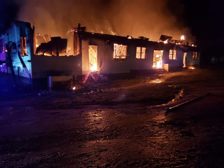 Mueren al menos 20 niños en incendio en residencia estudiantil en Guyana