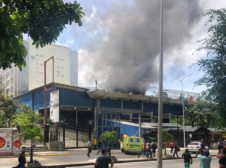 Incendio en el centro comercial Forum de La Urbina