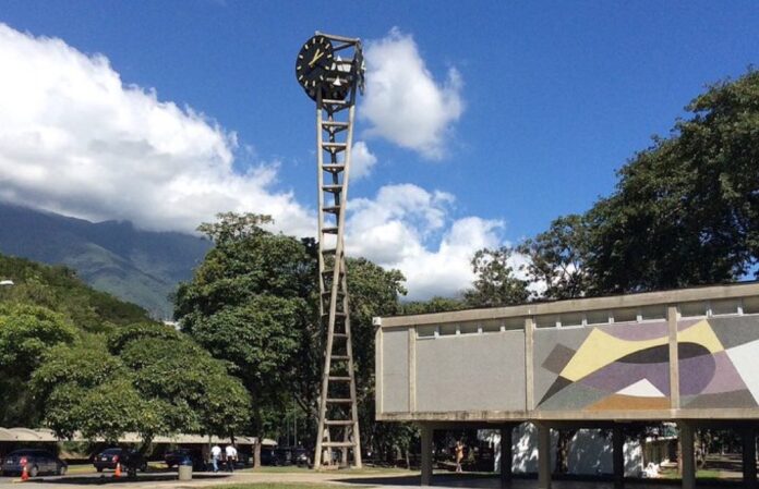 Plaza del rectorado de la UCV