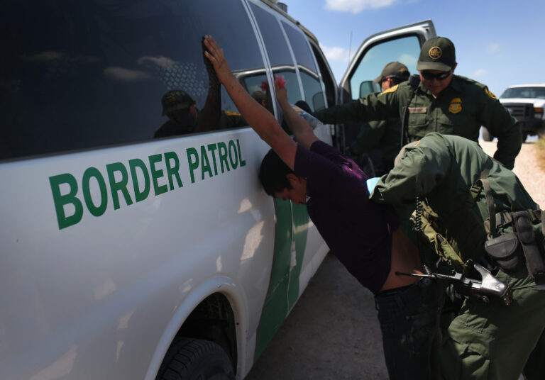 DeSantis envía efectivos a Texas para «asegurar» frontera