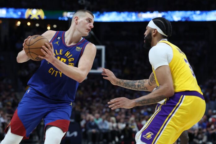 Jokic somete a los Lakers y Denver toma ventaja