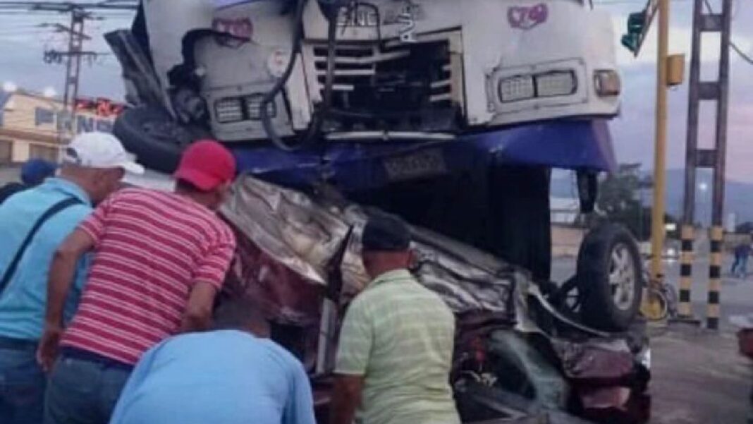 Tres personas fallecieron y ocho resultaron heridas en un accidente de tránsito registrado en horas de la mañana de este sábado en la carretera nacional de Cagua - La Villa.