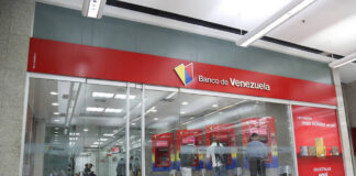 Fachada del Banco Venezuela cuando no es feriado bancario