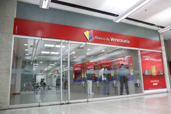 Fachada del Banco Venezuela cuando no es feriado bancario