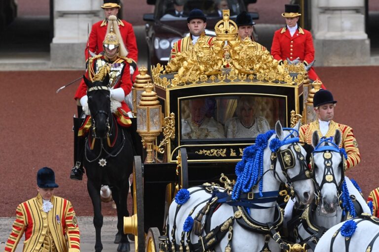 Carlos III y Camila inician la procesión a Buckingham tras ser coronados
