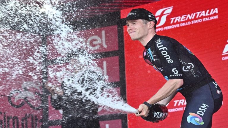 Alberto Dainese se llevó el sprint de Caorle en el Giro