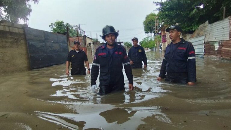PC y bomberos atienden zonas de Valencia afectadas por las lluvias