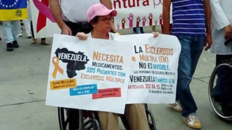 Pacientes con esclerosis múltiple exigen al Estado garantizar sus tratamientos