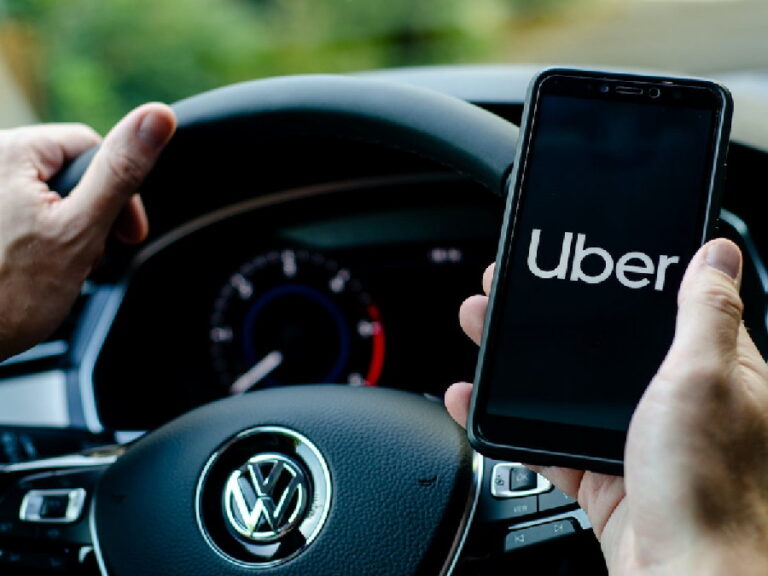 Uber lanza cuentas para menores que viajan solos