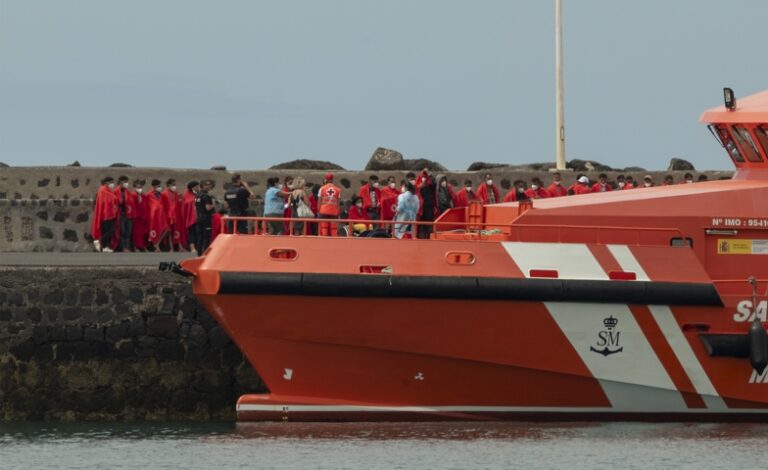 Un niño fallecido y 30 inmigrantes desaparecidos en un naufragio cerca de islas españolas