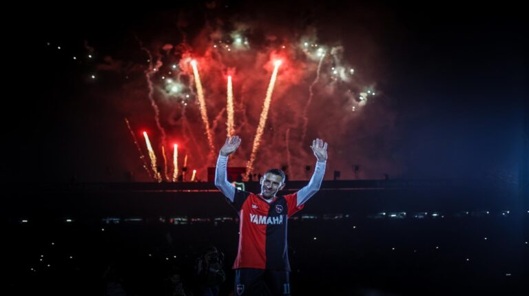 Rosario se vistió de rojo y negro para despedir a Maxi Rodríguez