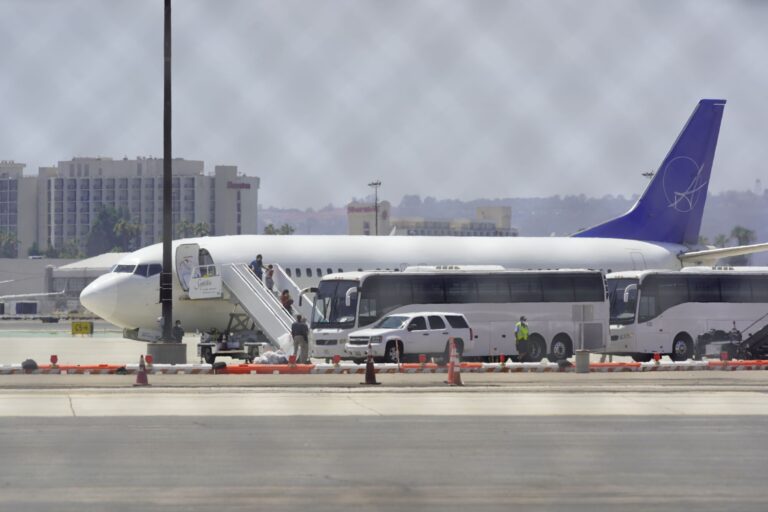 California investiga la llegada de 16 migrantes a Sacramento en un avión privado