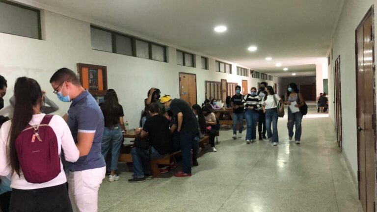 Conozca la historia de quienes trabajan para pagar sus estudios universitarios