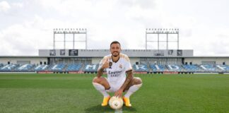 Joselu ya posa con los colores del Real Madrid