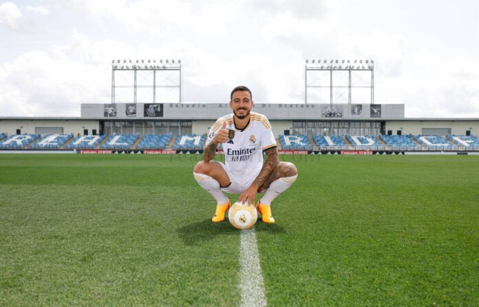 Joselu ya posa con los colores del Real Madrid