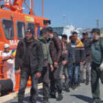 Trasladan a Motril (Granada) a 22 inmigrantes que llevaban varios días perdidos en el mar