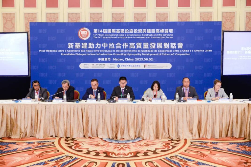 El ministro Ramón Velásquez Araguayán en su participación el 14º Foro de Inversión en Infraestructura y Construcción realizado en China / Foto: Prensa Min. Transporte
