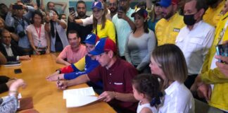 Henrique Capriles formalizó su candidatura a la elección primaria