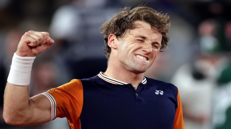 Ruud eliminó a Rune de su camino a las semifinales de París