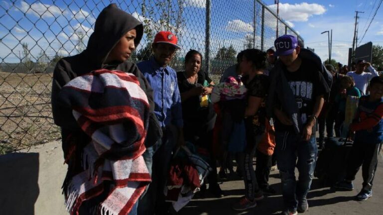 Migrantes mexicanos desplazados por la violencia acaparan la frontera en Tijuana