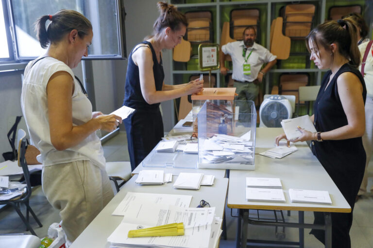 Los conservadores siguen por delante del PSOE con 7 escaños con el 82% escrutado en España
