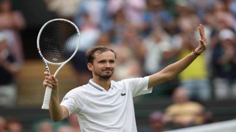 Medvedev y Tsitsipas también llegaron a los octavos de Wimbledon