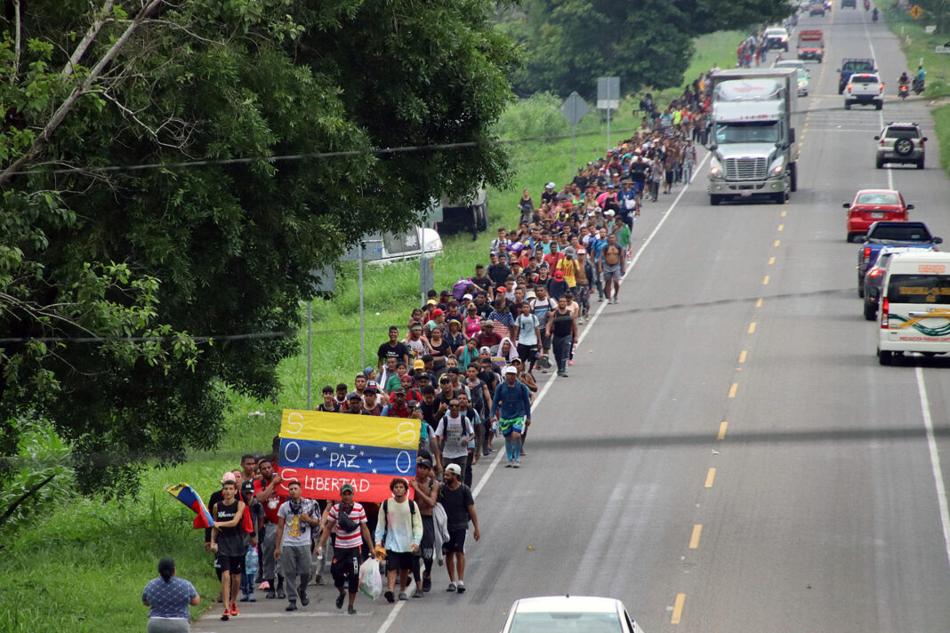 caravana con migrantes venezolanos desde el sur de México hacia EEUU