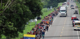 caravana con migrantes venezolanos desde el sur de México hacia EEUU