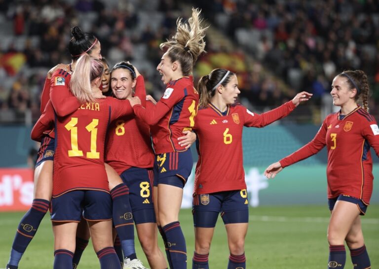 España goleó a Zambia y aseguró los octavos