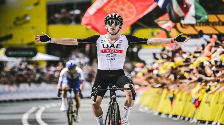 Adam Yates se adjudicó la jornada inaugural del Tour de Francia
