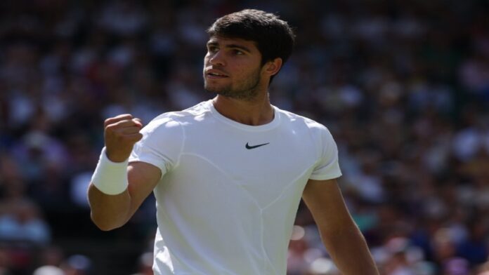Alcaraz triunfa yt avanza en Wimbledon
