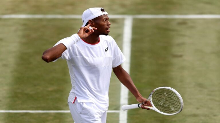 Eubanks continúa dando sorpresas y eliminó a Tsitsipas