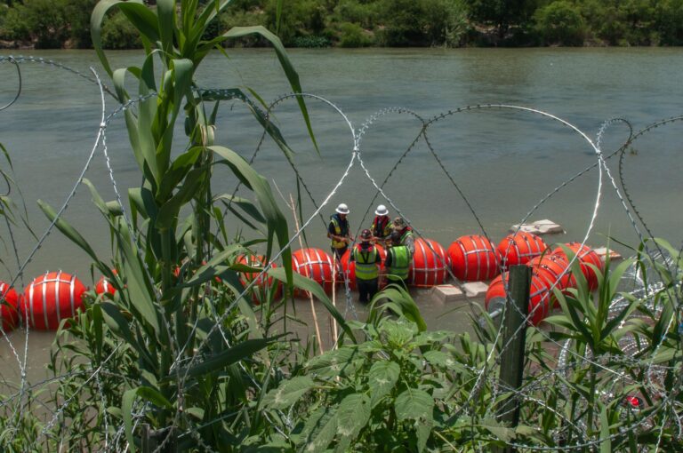 Demandan a Texas por colocar boyas en el Río Grande para frenar a los migrantes