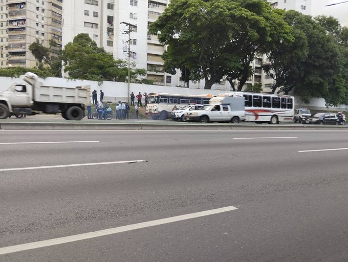 PoliMiranda abatió a delincuente en una camioneta de la ruta Valle-Coche
