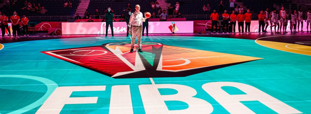 FIBA prueba nueva pista LED para deslumbrar el baloncesto