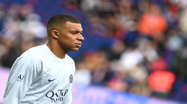 El PSG retiró a Mbappé de su cartel promocional de la gira asiática