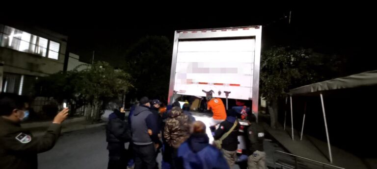 Hallan a 148 migrantes hacinados en un tráiler en México