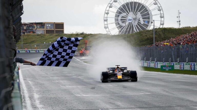 Verstappen venció al clima para festejar su noveno triunfo en fila