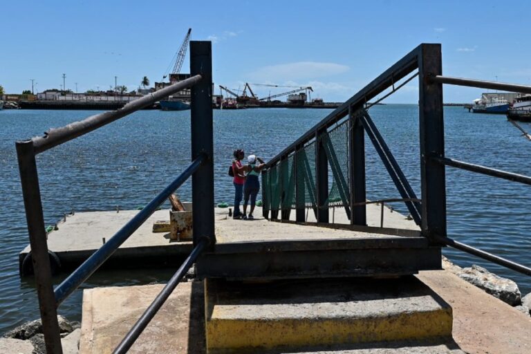 Autoridades de Trinidad y Tobago deportan a más de 100 migrantes a Venezuela