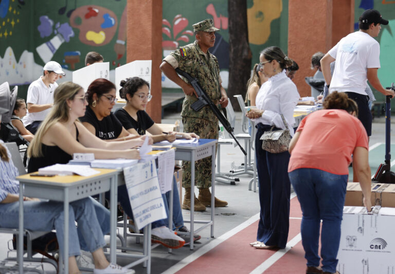 Participación en elecciones de Ecuador es del 45,41 %