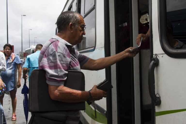 Gobierno y transportistas instalaron mesa de tarifa del transporte público