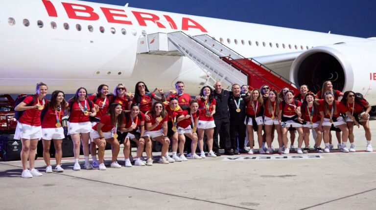Las campeonas del mundo arribaron a España para celebrar su título