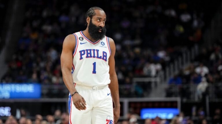 La NBA multó a James Harden por decirle «mentiroso» al presidente de Sixers