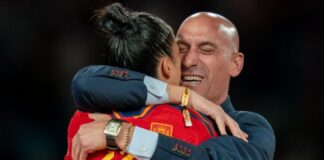 Rubiales se disculpa por polémico beso a jugadora