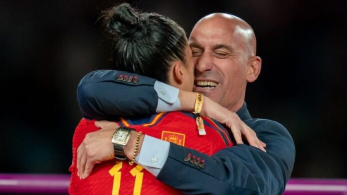 Rubiales se disculpa por polémico beso a jugadora