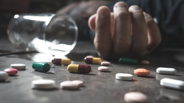 Vida: Pastillas y alcohol, una mezcla que propicia la sobredosis