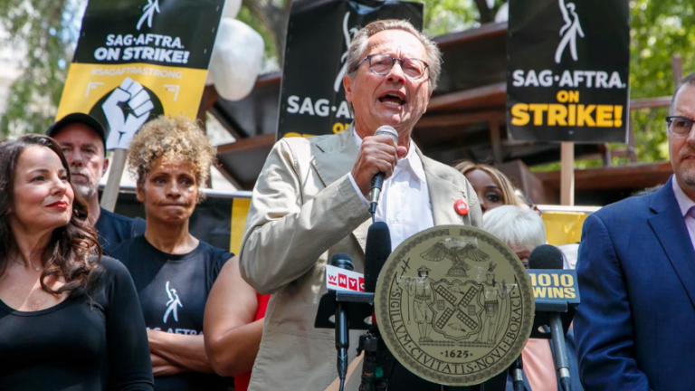 Actores y guionistas claman en Nueva York contra la «avaricia corporativa»